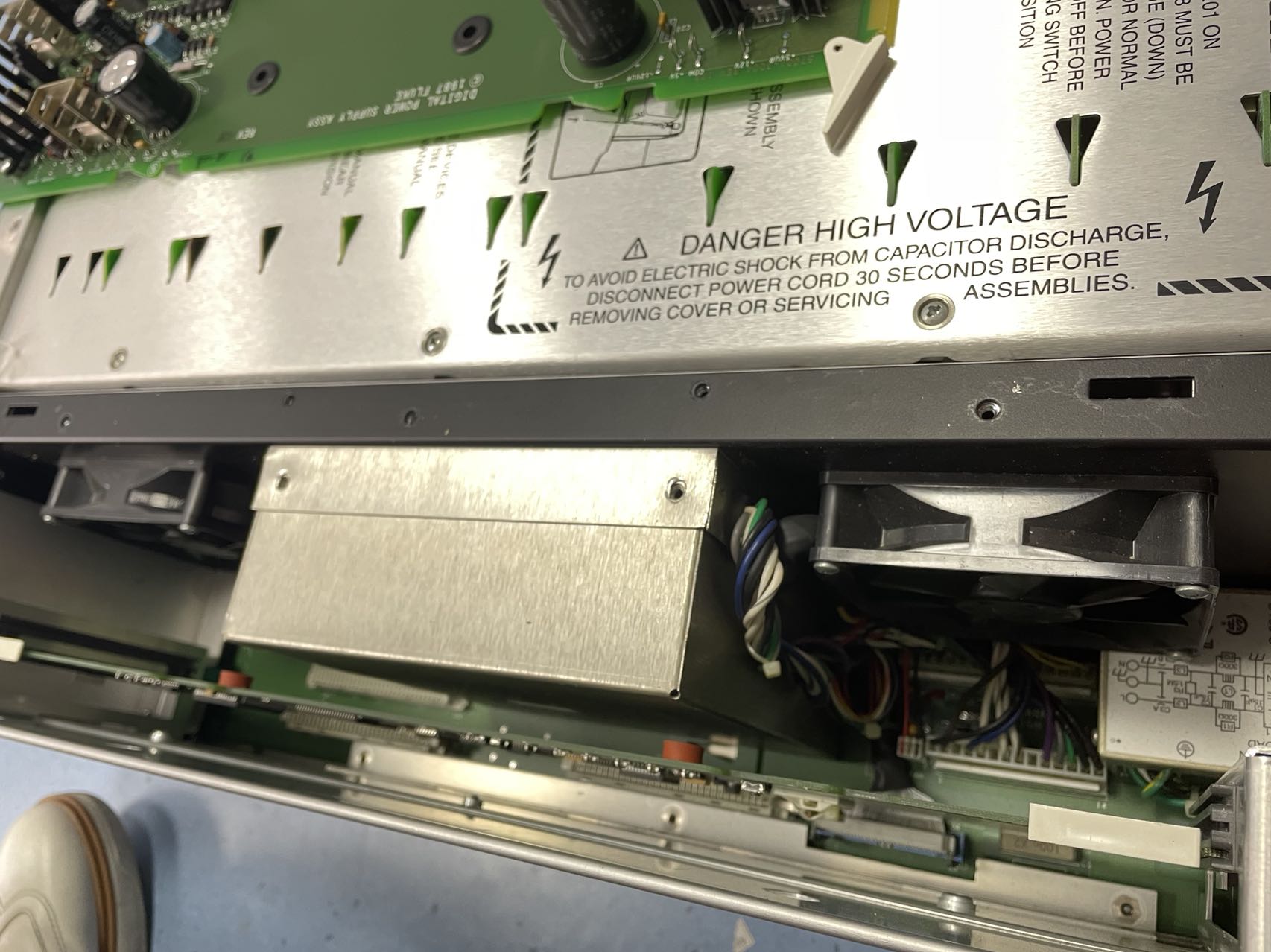 636c582c486e6.jpg 維修多功能校準儀FLUKE5700A 1 (2).jpg